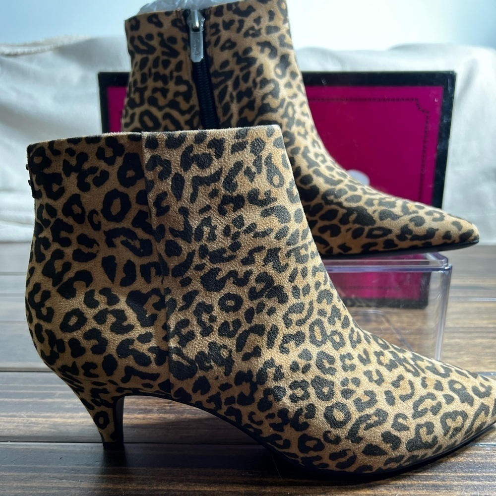 New Circus by Sam Edelman. Kirby leopard print 2 in heel ankle‎ boot. Size 6M.